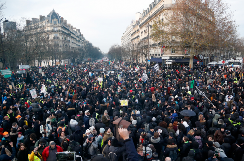 Franceses continúan en las calles a pocas horas de publicarse reforma pensional