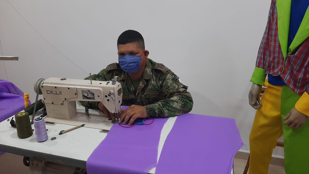 Ejército Nacional confecciona tapabocas y trajes quirúrgicos