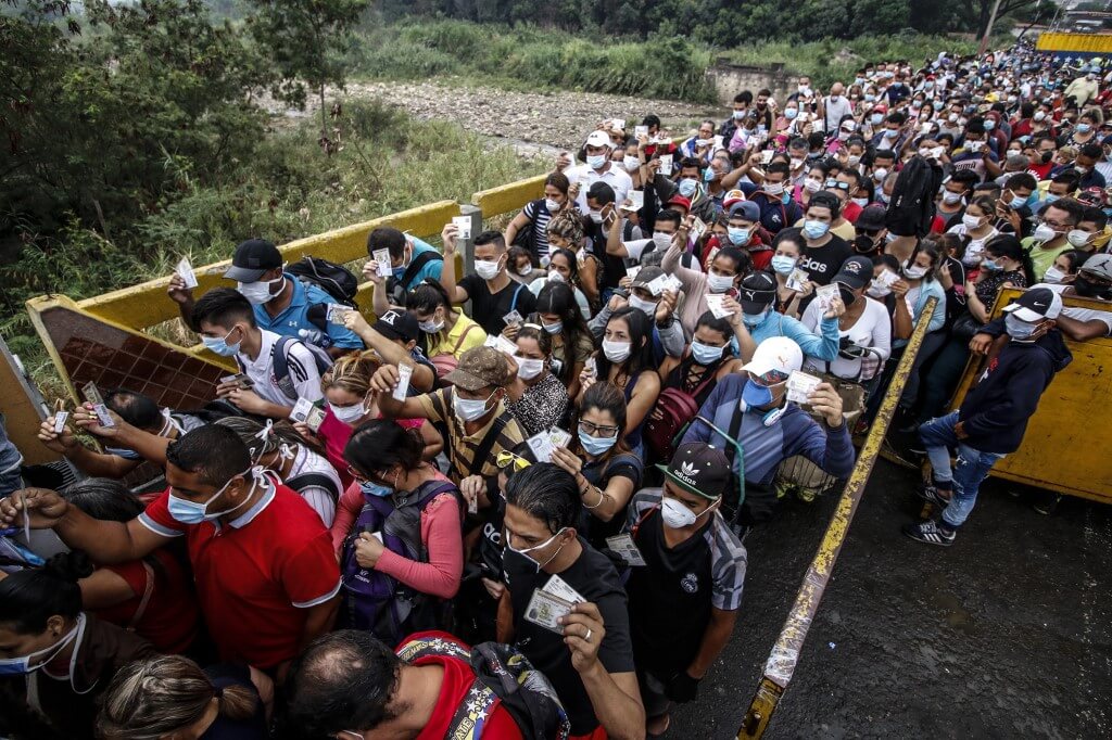 Cierre de frontera con Venezuela provoca caos en Cúcuta