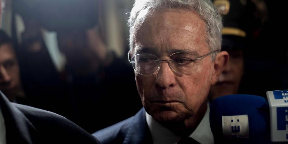 Álvaro Uribe renuncia a su curul en el Senado