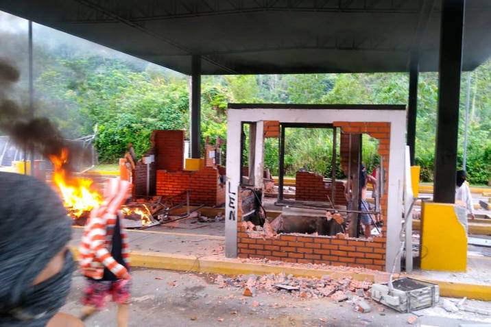 Habitantes destruyeron nuevamente el peaje de Rionegro, Santander