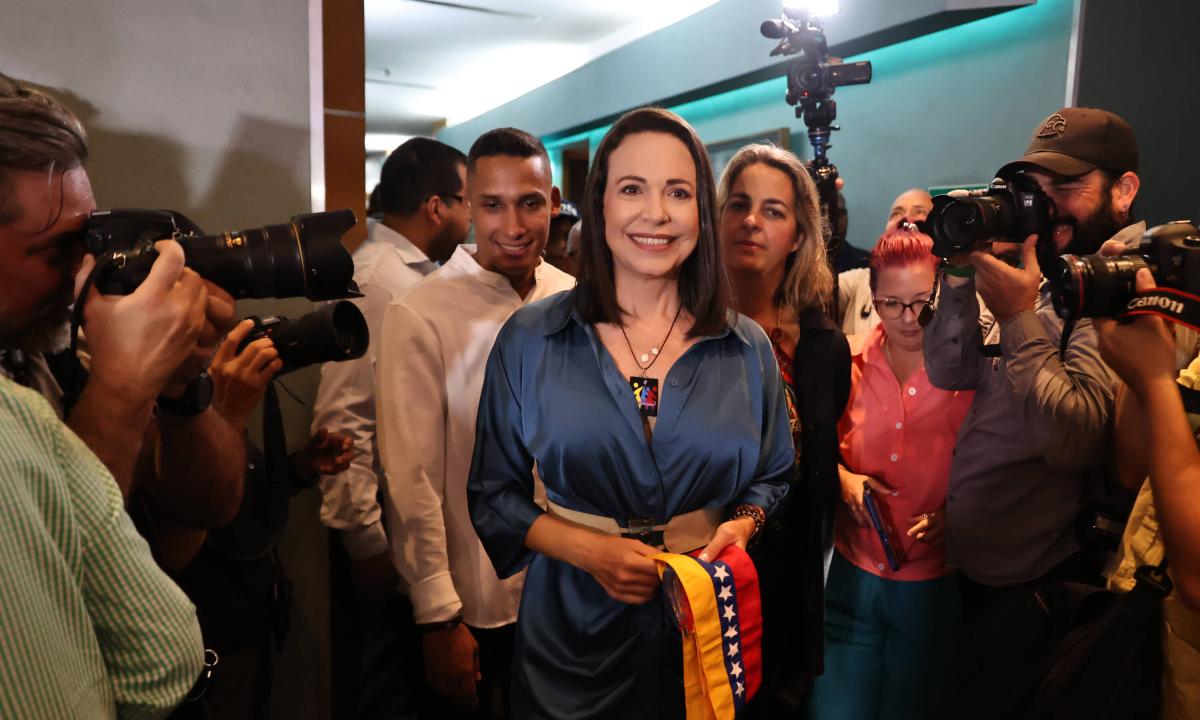 Petro responde a decisión de régimen de Maduro de inhabilitar a María Corina Machado