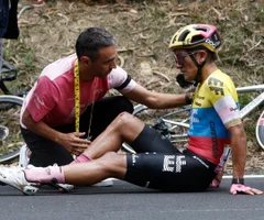 Caída en el Tour de Francia hizo que otro capo se bajara: Richard Carapaz, fuera