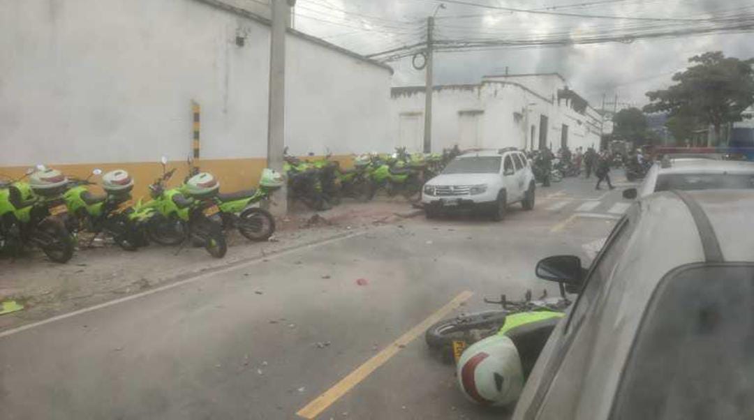 Urgente: estalló artefacto explosivo en estación de Policía de Bucaramanga; hay varios heridos