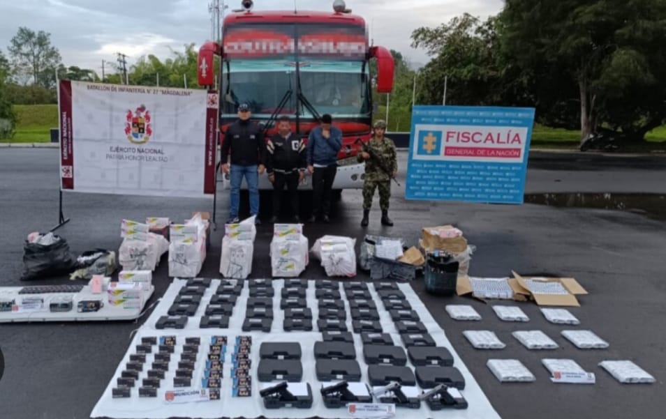 Ejército decomisó 50 armas en bus de servicio público en zona rural de Pitalito