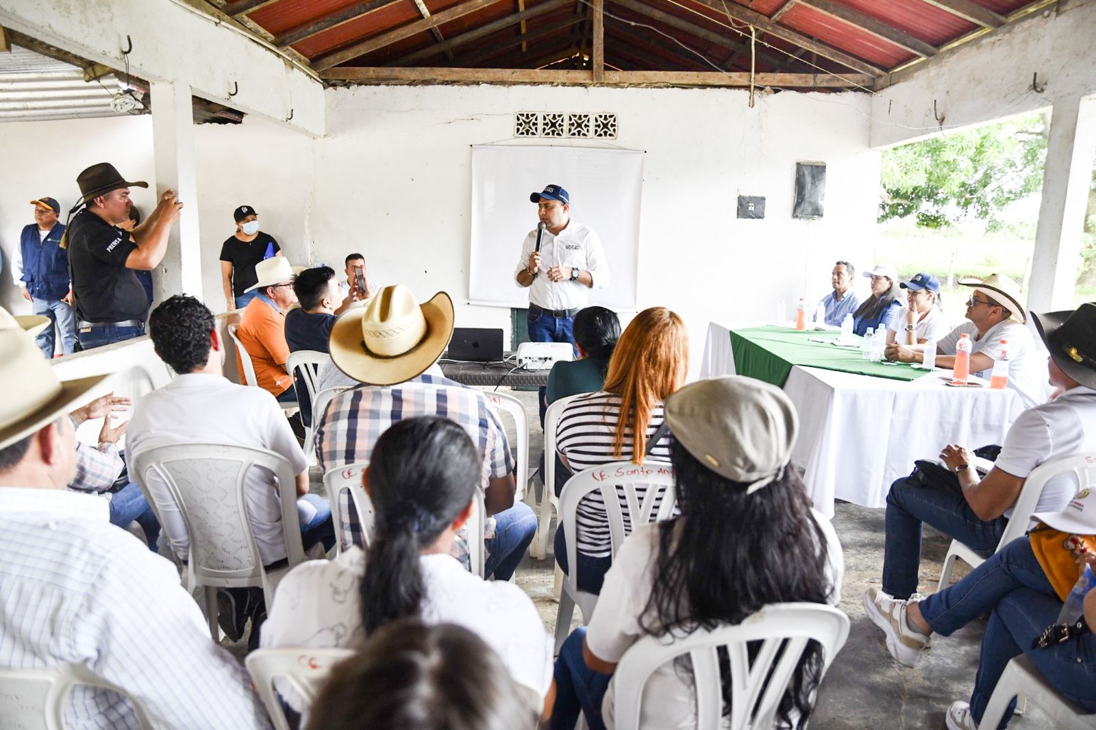 Gobierno departamental dispuso más de 5 mil millones de pesos para pavimentación en zona rural de Arauca