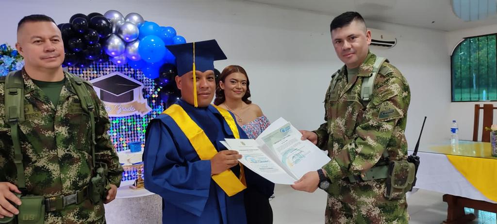 El Ejército Nacional brindó la oportunidad a 17 soldados para que se graduaran como bachiller académico en Saravena, Arauca