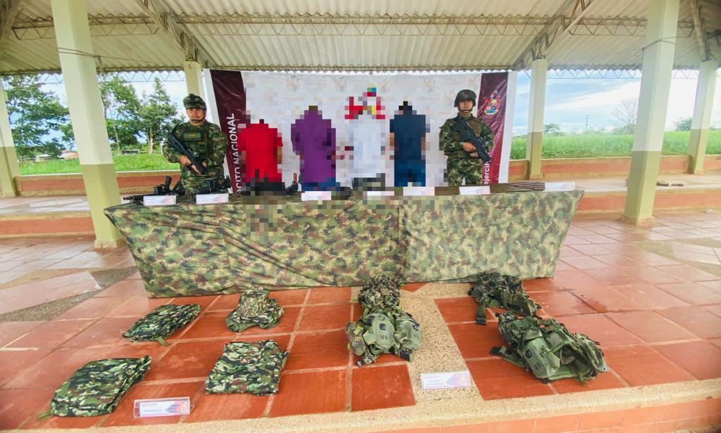 Se entregaron al ejército nacional en Arauca cuatro guerrilleros con abundante arsenal de guerra e intendencia