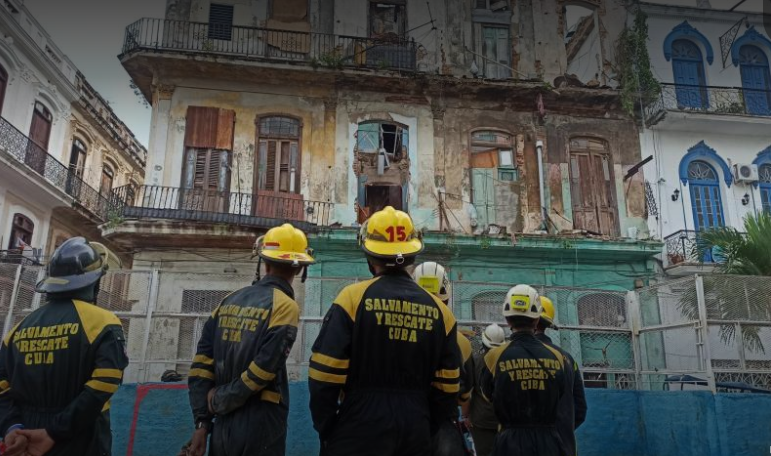 Derrumbe de edificio en La Habana deja un muerto y varias personas atrapadas