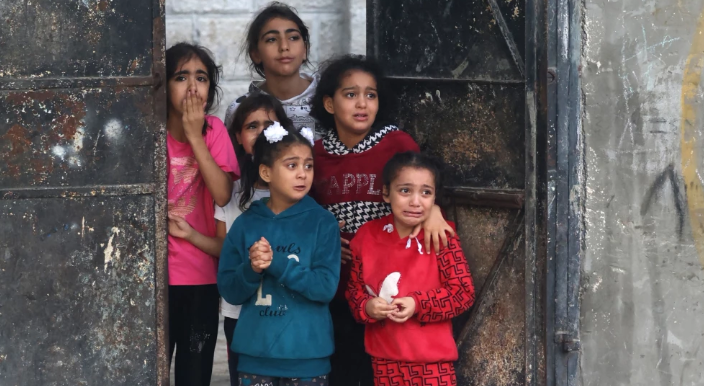 Niños de Gaza llevan su nombre escrito en la mano por si mueren en bombardeos israelíes