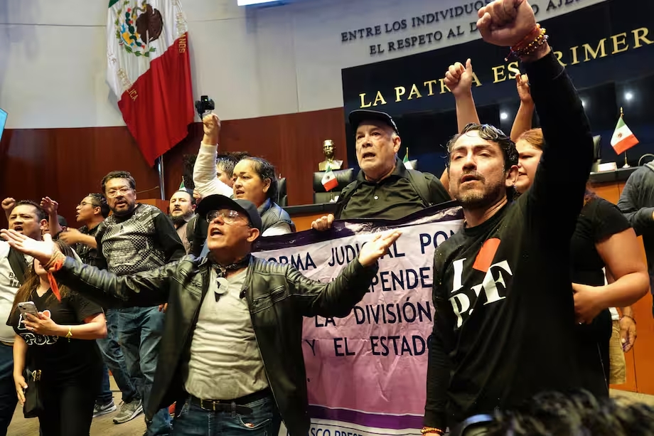 México aprueba la polémica reforma judicial en medio de protestas