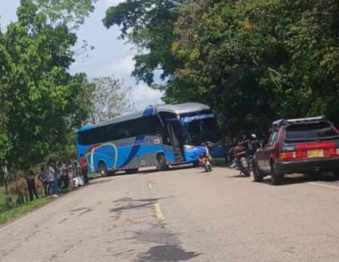 Vía Tame-Arauca se mantiene bloqueada por un bus atravesado