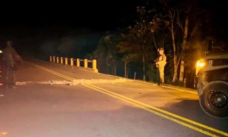 Fuerza Pública retira último vehículo atravesado en la vía Tame–Arauca tras acciones del ELN