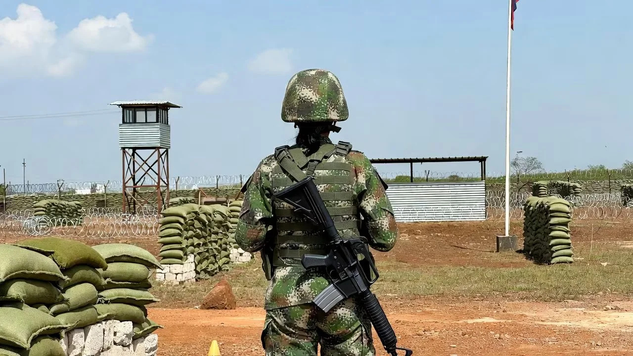 Ataque con drones y explosivos contra cantón militar en Saravena deja una oficial herida