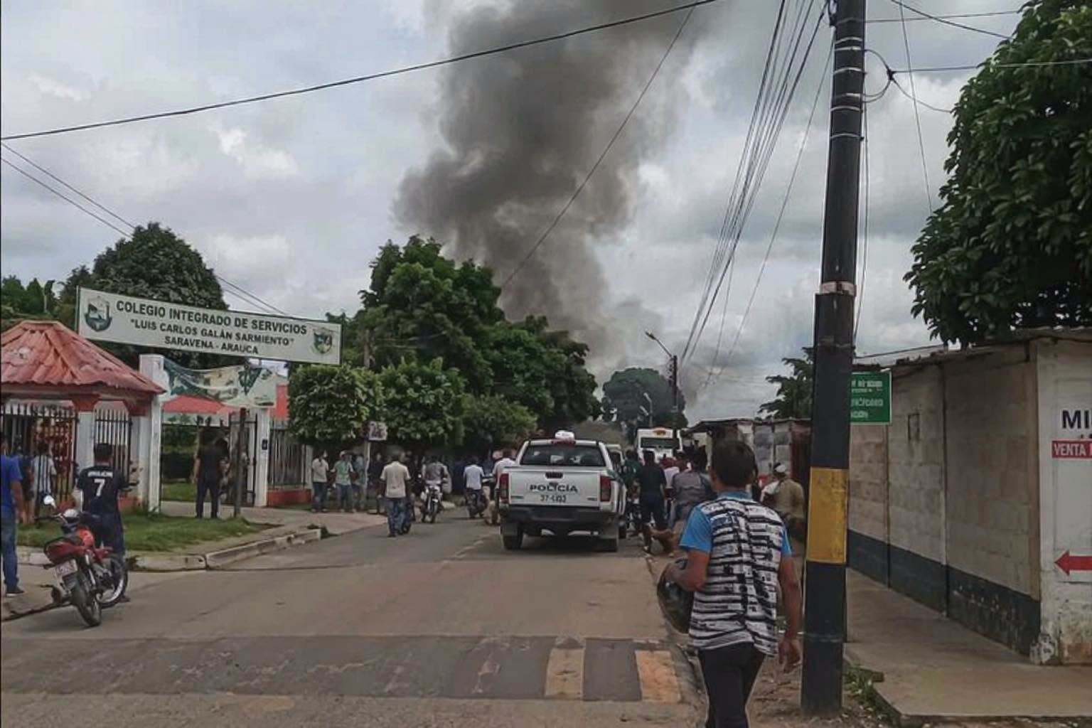 Ataque terrorista a caravana de Policía en Saravena deja una profesora y 8 uniformados heridos tras salir de un colegio