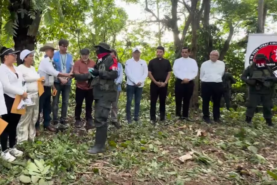 ELN reafirma voluntad de liberar a policías y funcionarios secuestrados durante encuentro humanitario en Arauca ELN reafirma voluntad de liberar a policías y funcionarios secuestrados durante encuentro humanitario en Arauca