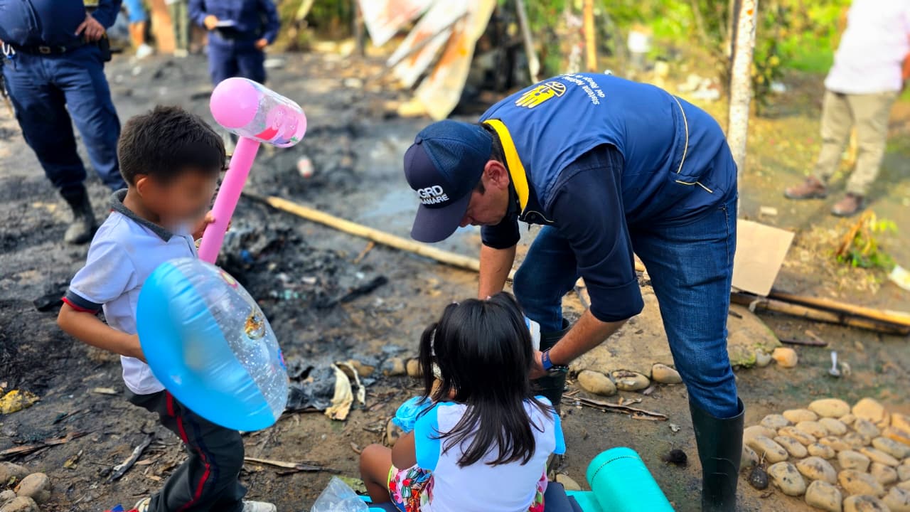 Gobernación de Casanare brinda ayuda humanitaria a familia que perdió su vivienda en incendio en Nunchía