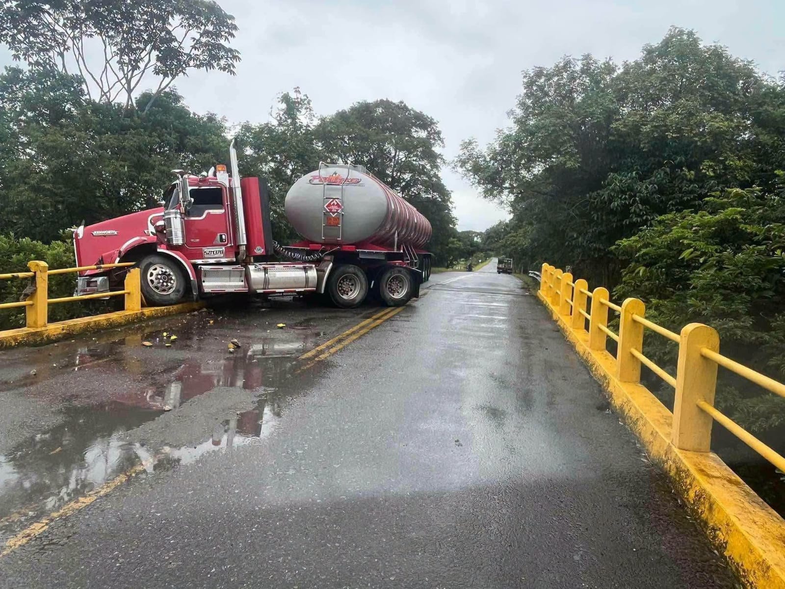 Vehículo de carga estuvo a punto de caer al vacío en el sector Alto Purare Vehículo de carga estuvo a punto de caer al vacío en el sector Alto Purare